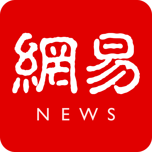巴特勒坐在替补席为助理教练画战术
